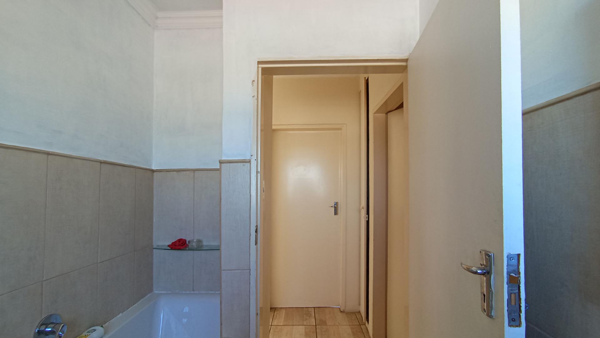 Bathroom 1 - 6 square meters of property in Buccleuch