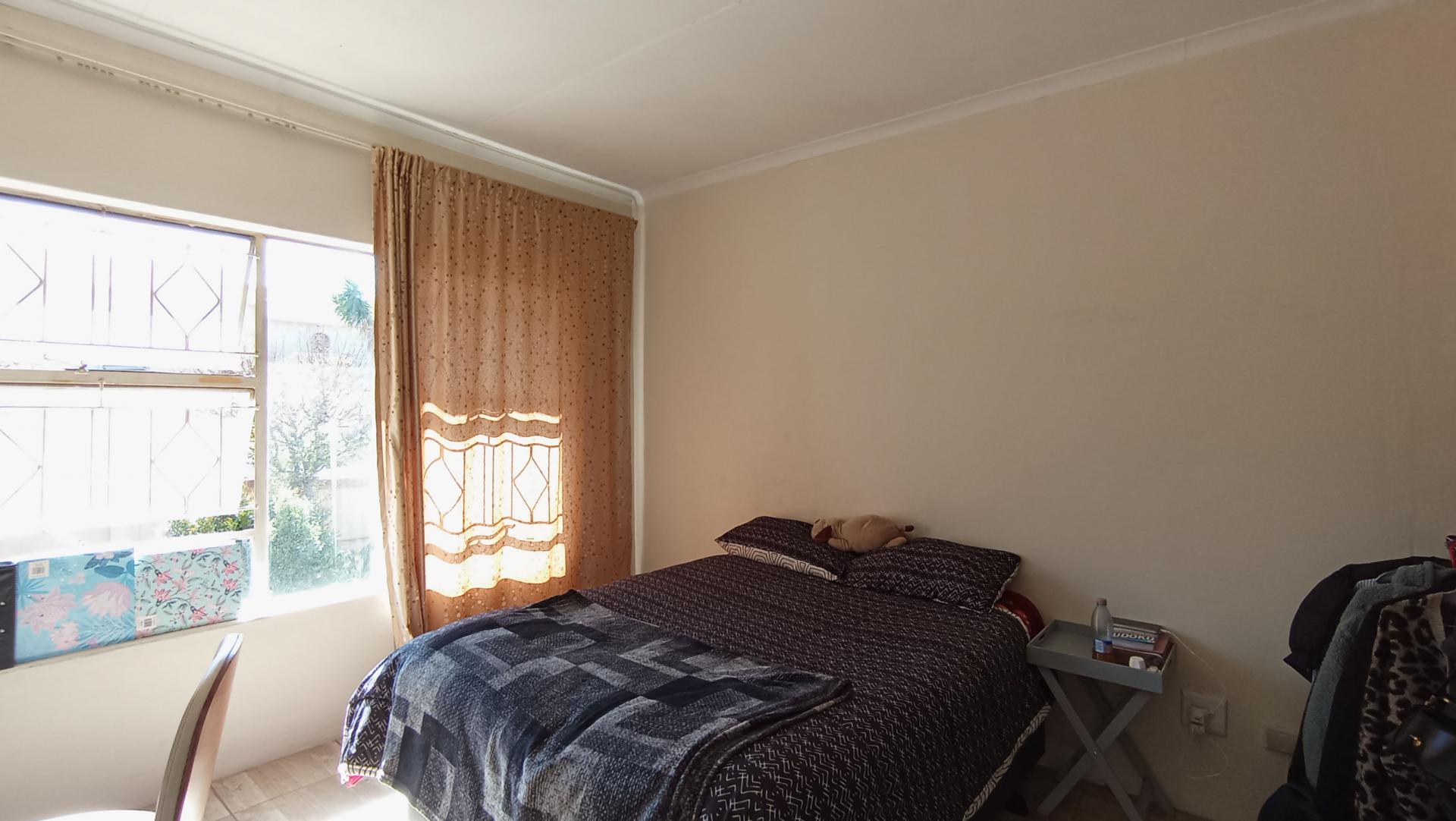 Bed Room 1 - 17 square meters of property in Buccleuch