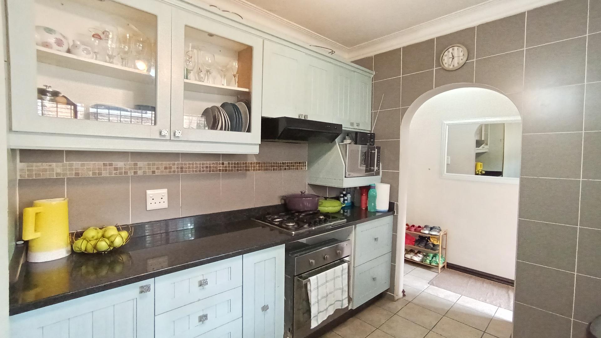 Kitchen - 12 square meters of property in Queensburgh