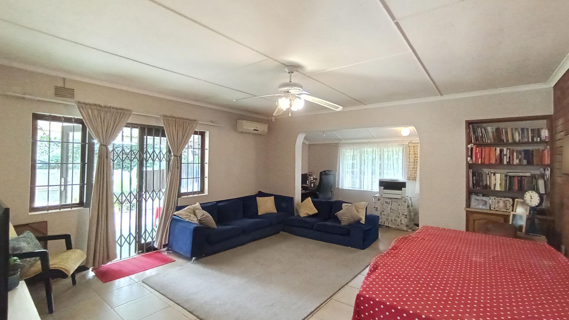 Lounges - 28 square meters of property in Queensburgh