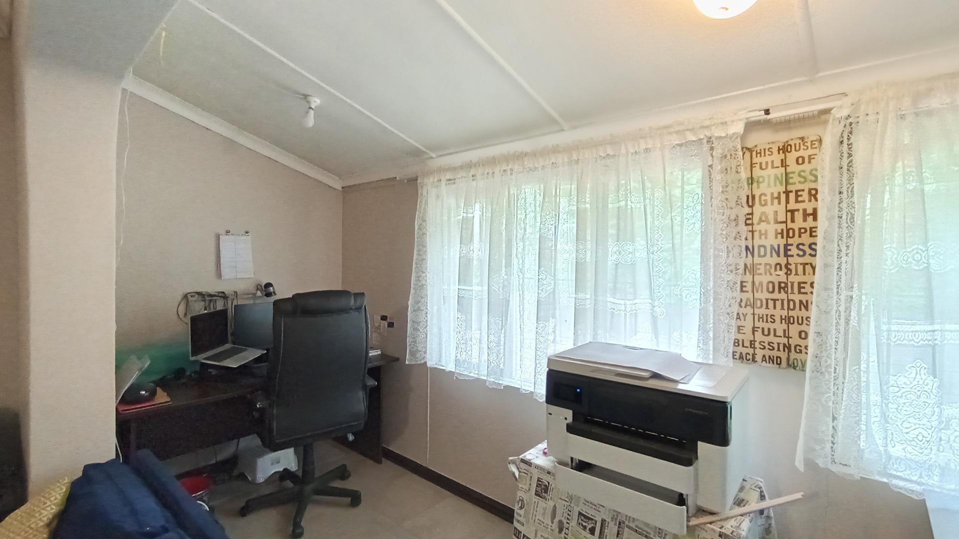 Rooms - 17 square meters of property in Queensburgh