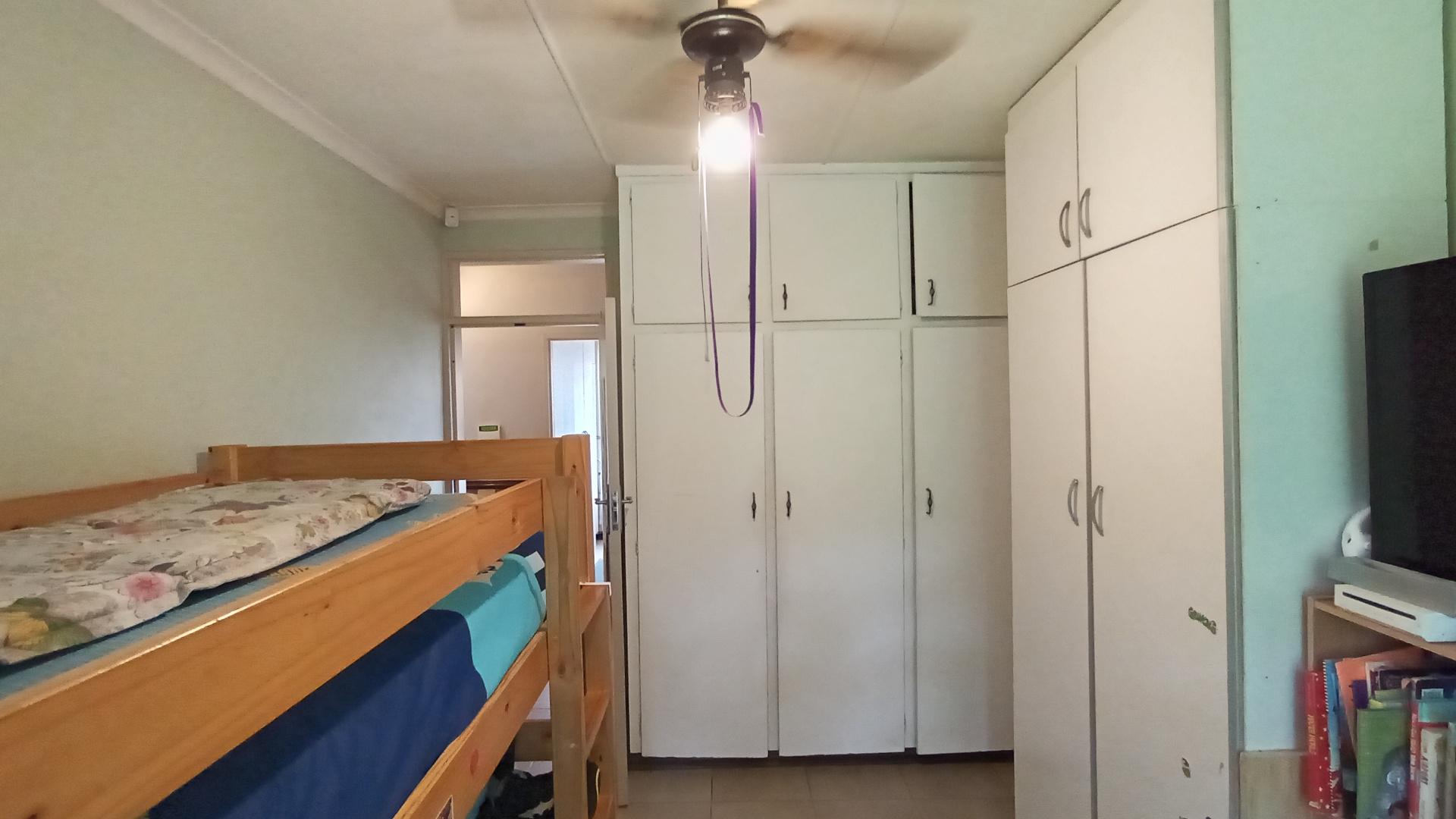 Bed Room 1 - 13 square meters of property in Queensburgh