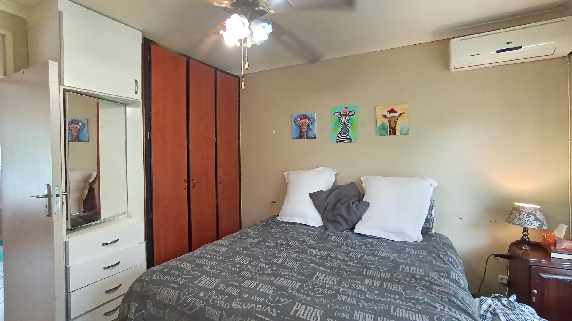 Main Bedroom - 18 square meters of property in Queensburgh