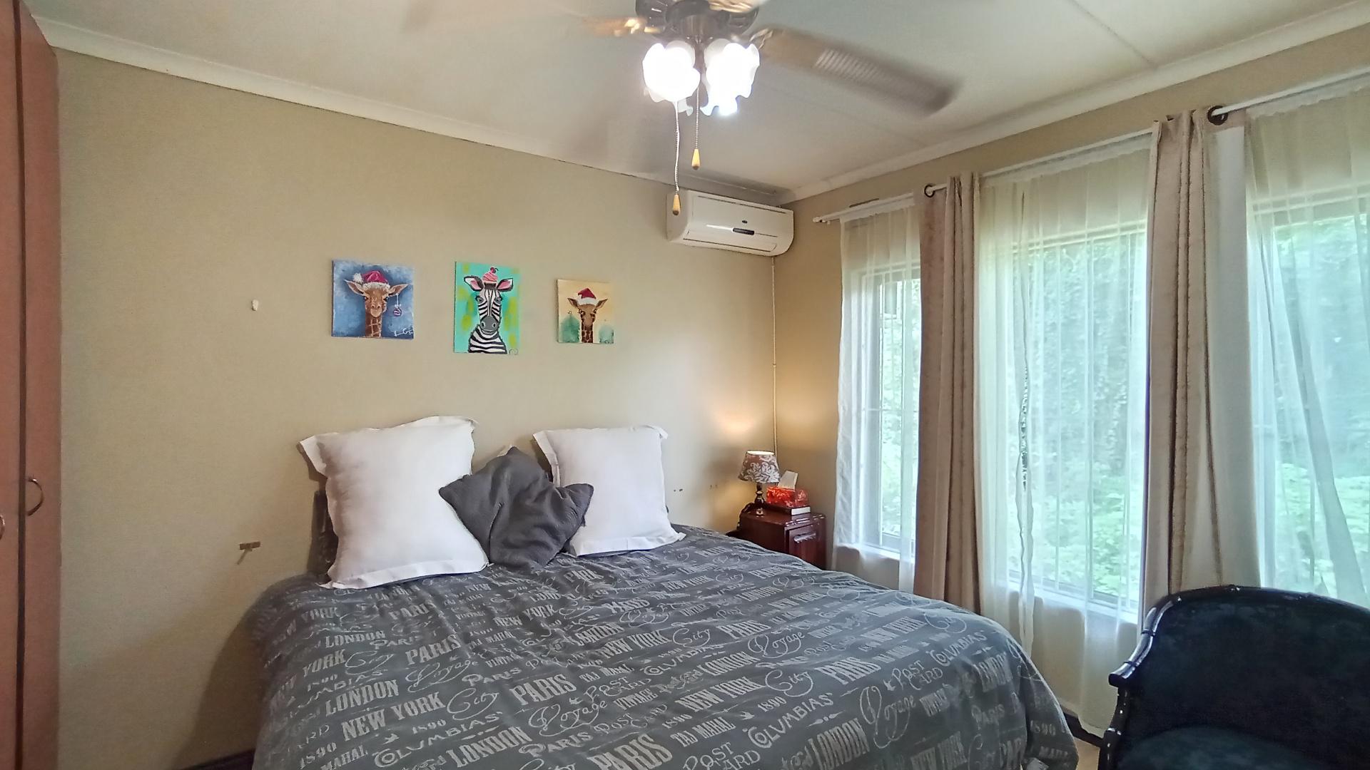 Main Bedroom - 18 square meters of property in Queensburgh