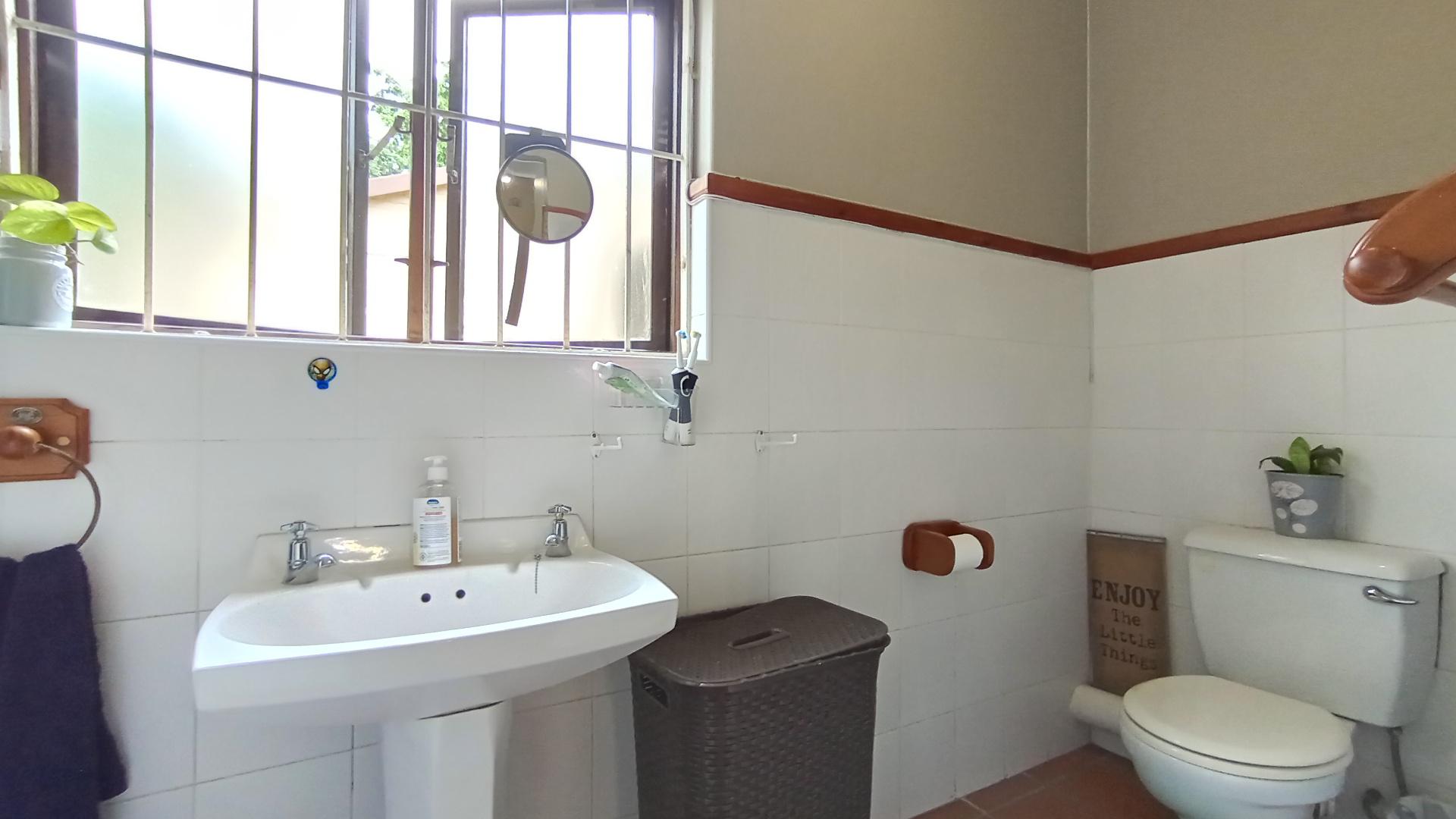 Main Bathroom - 5 square meters of property in Queensburgh