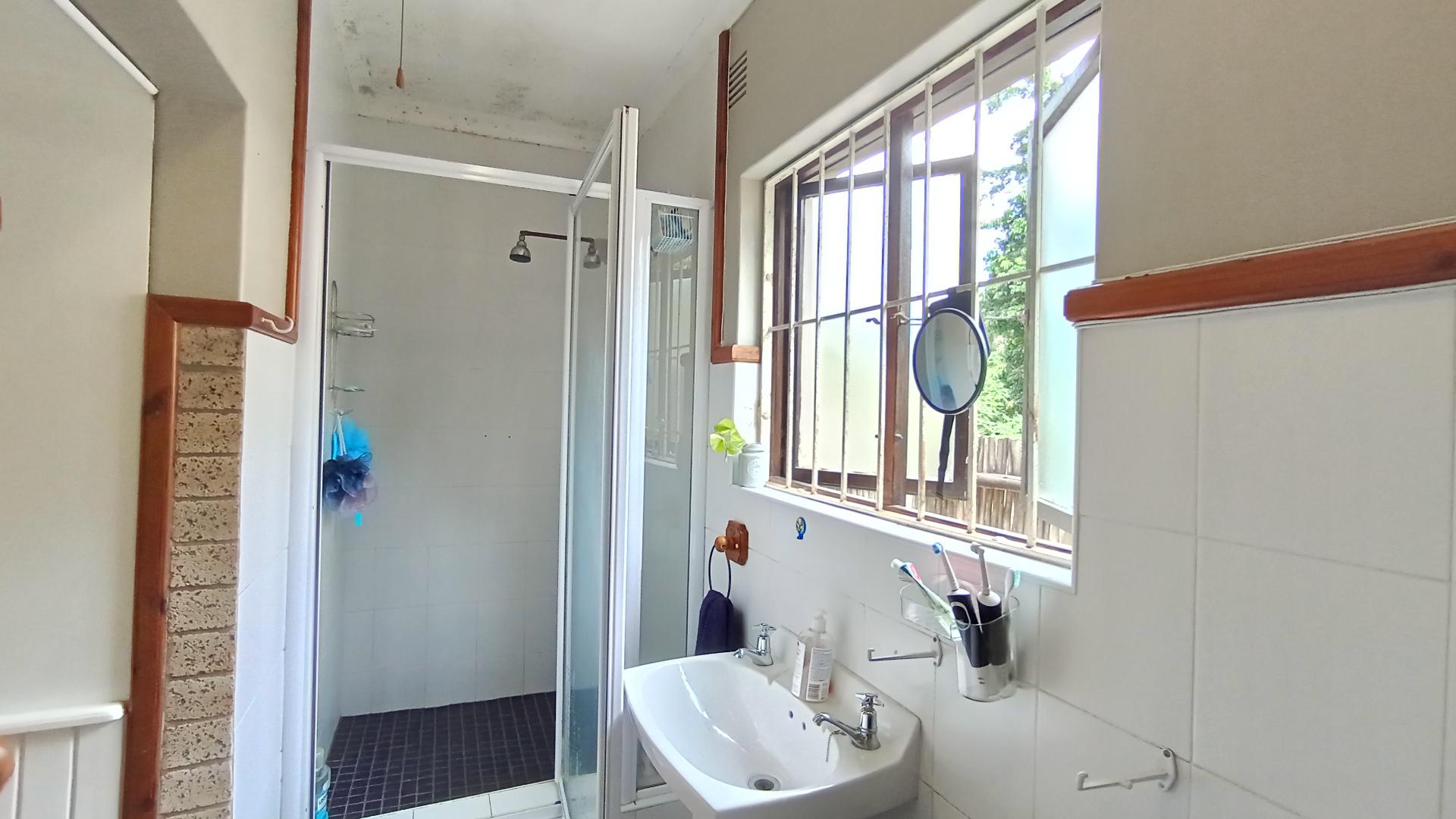 Main Bathroom - 5 square meters of property in Queensburgh