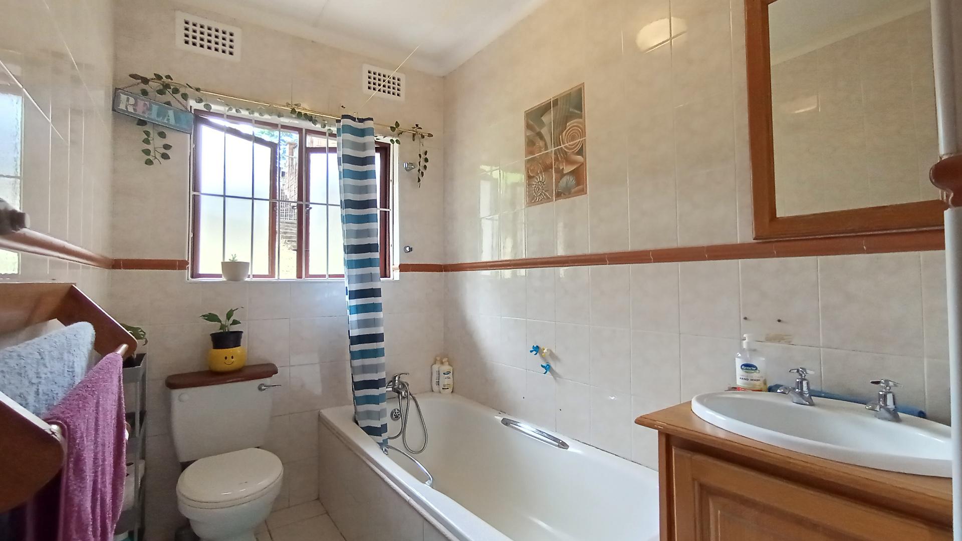 Bathroom 1 - 14 square meters of property in Queensburgh