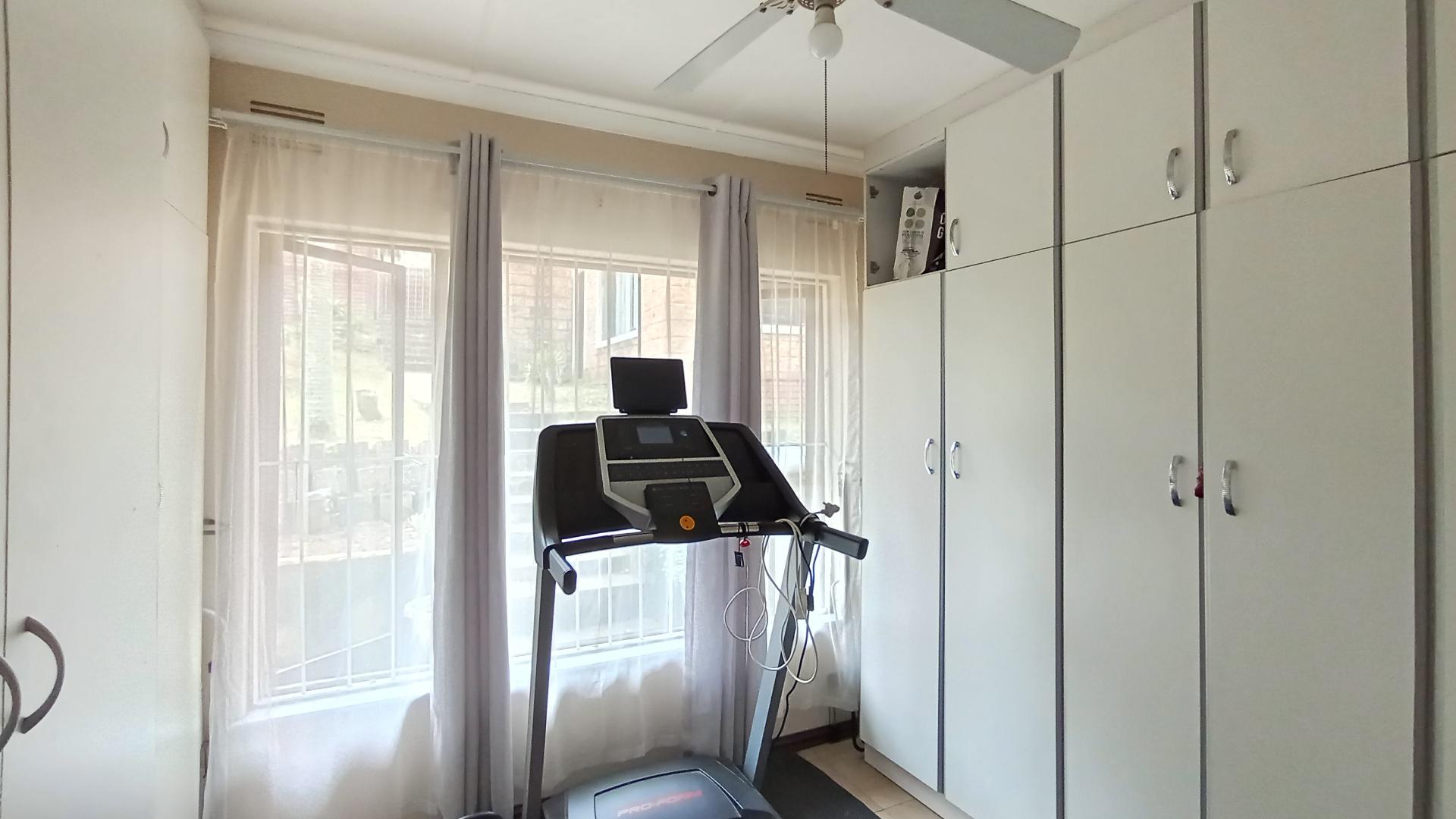 Bed Room 3 - 11 square meters of property in Queensburgh