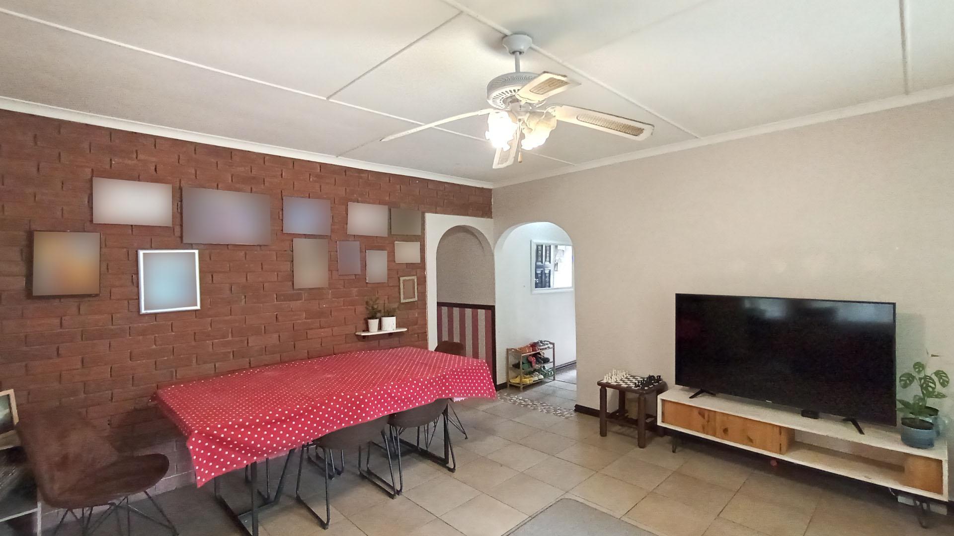 Lounges - 28 square meters of property in Queensburgh