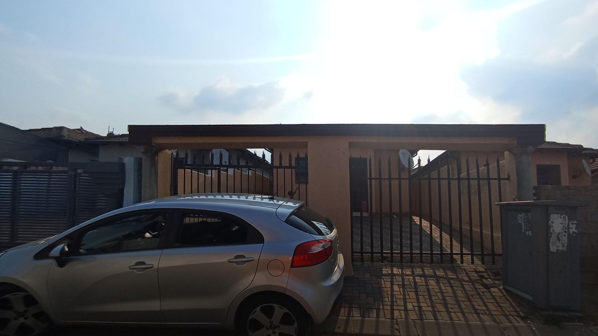 Front View of property in Clayville