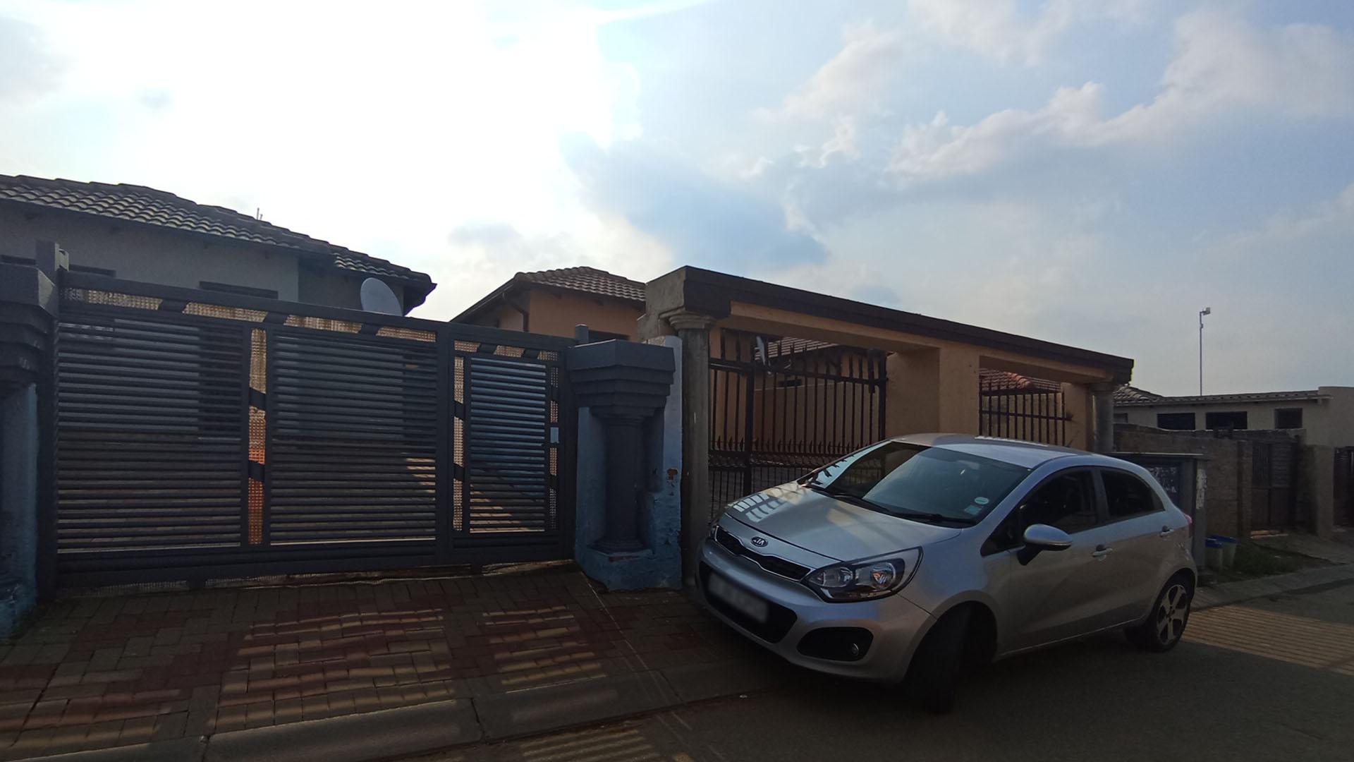 Front View of property in Clayville