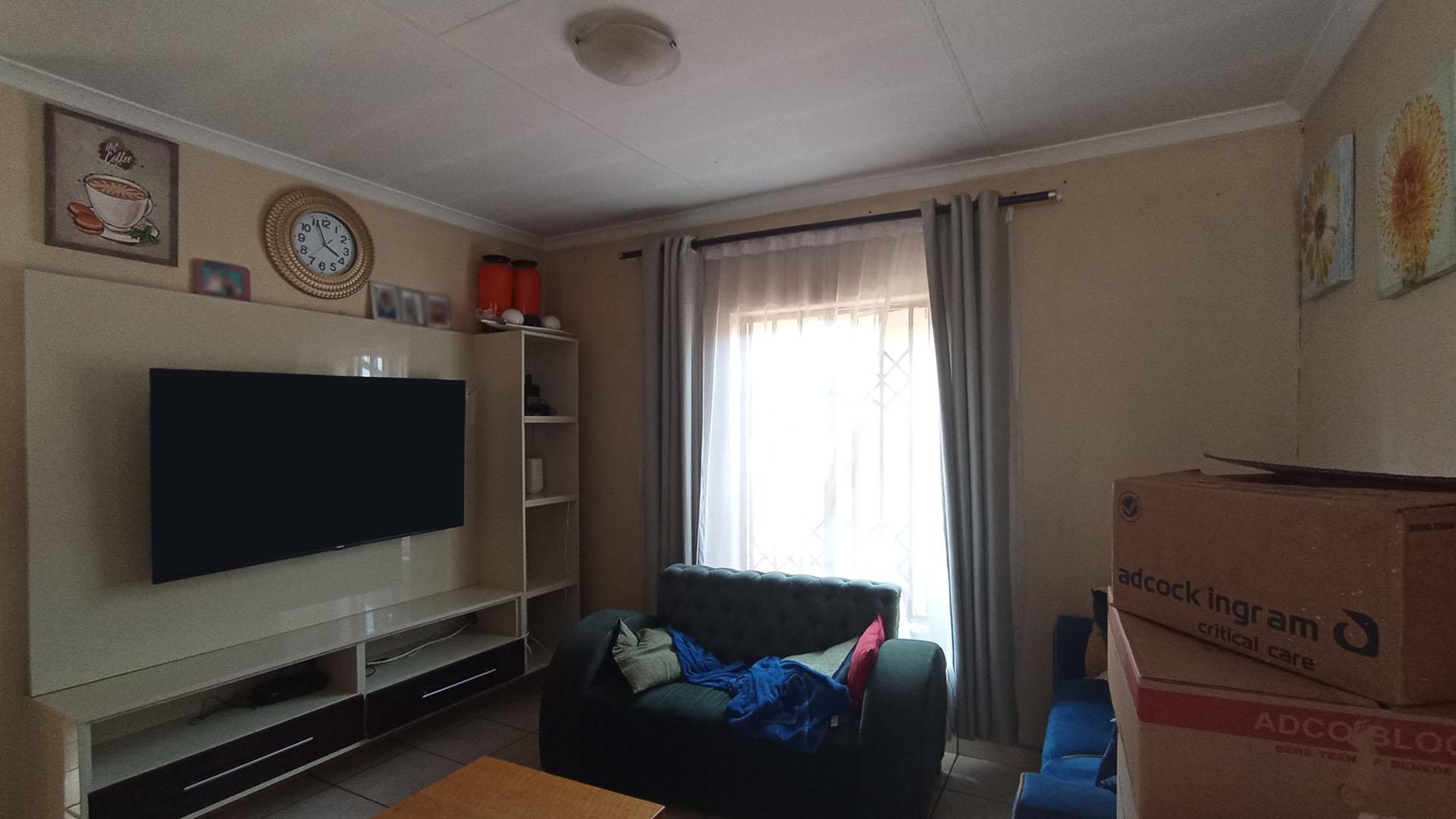 Lounges - 12 square meters of property in Clayville