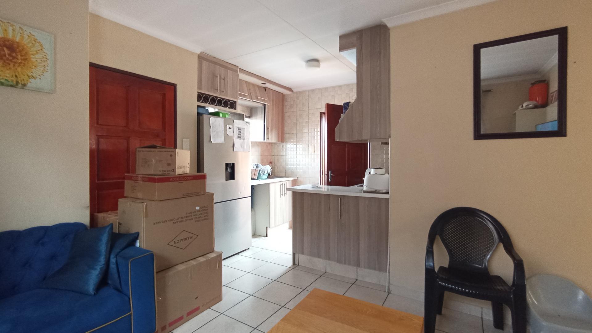 Lounges - 12 square meters of property in Clayville