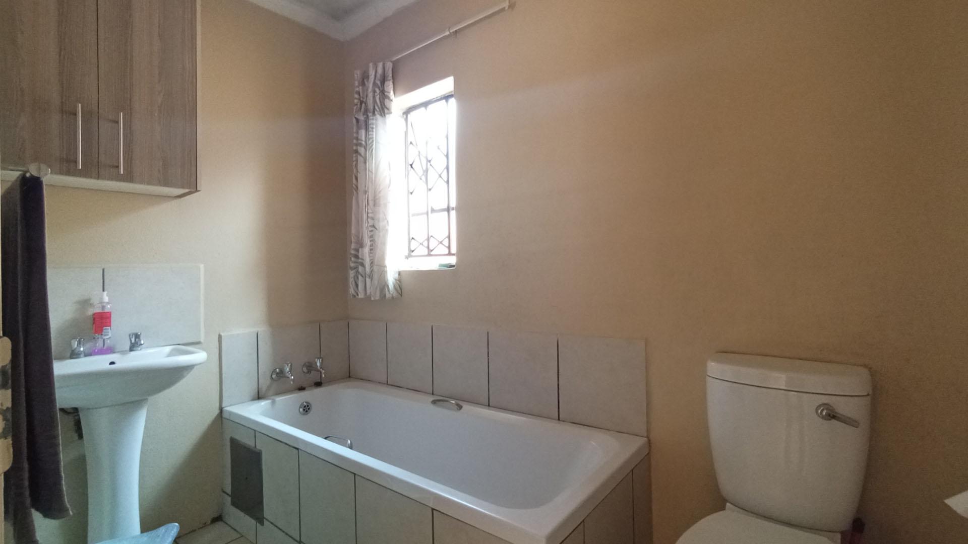Bathroom 1 - 6 square meters of property in Clayville