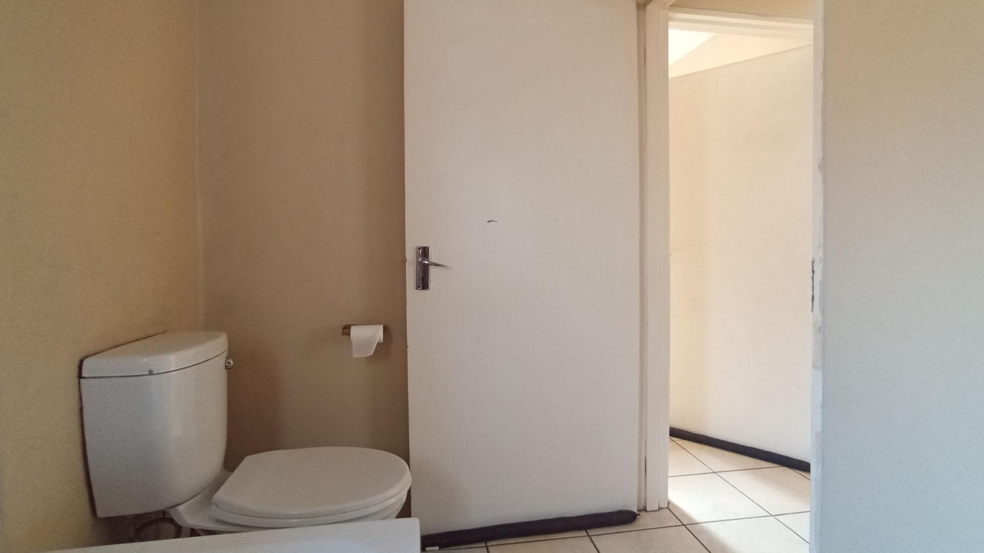 Bathroom 1 - 6 square meters of property in Clayville
