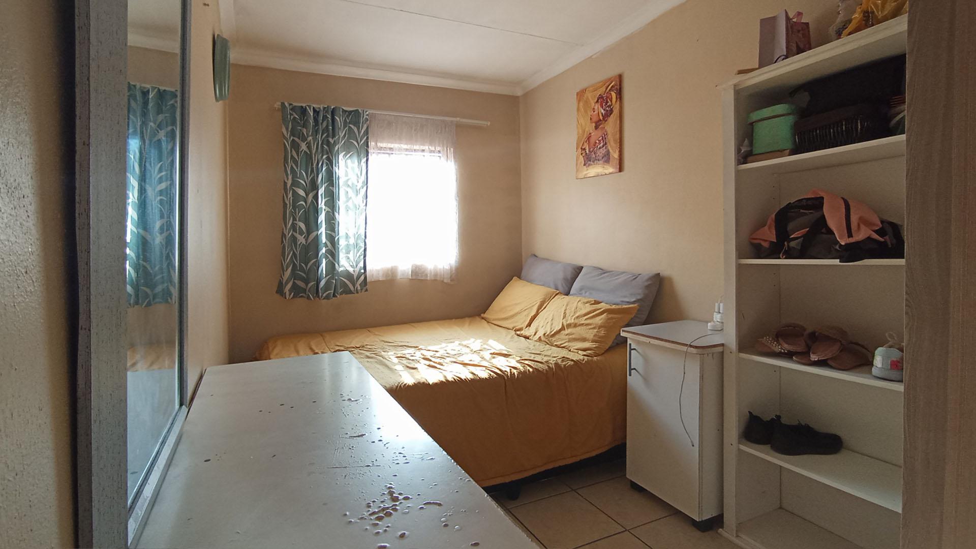 Bed Room 1 - 11 square meters of property in Clayville