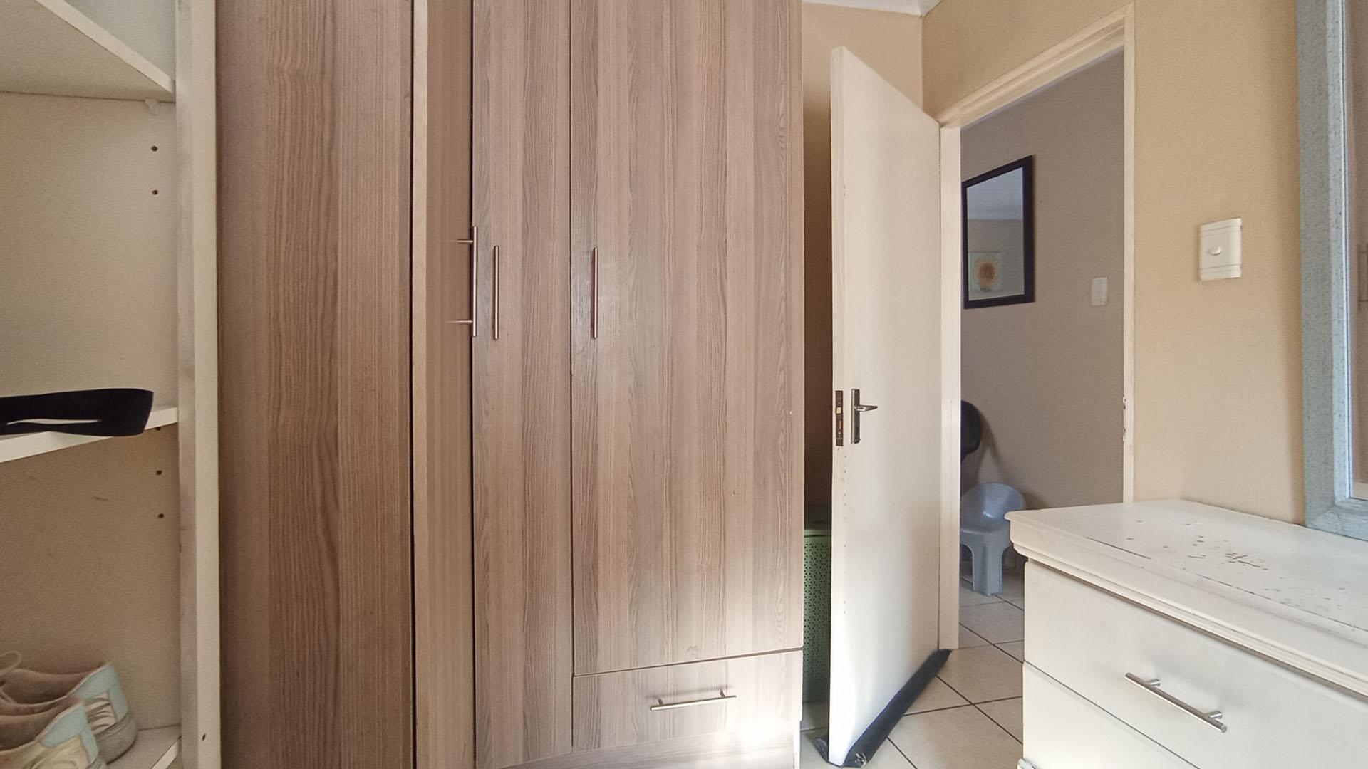 Bed Room 1 - 11 square meters of property in Clayville