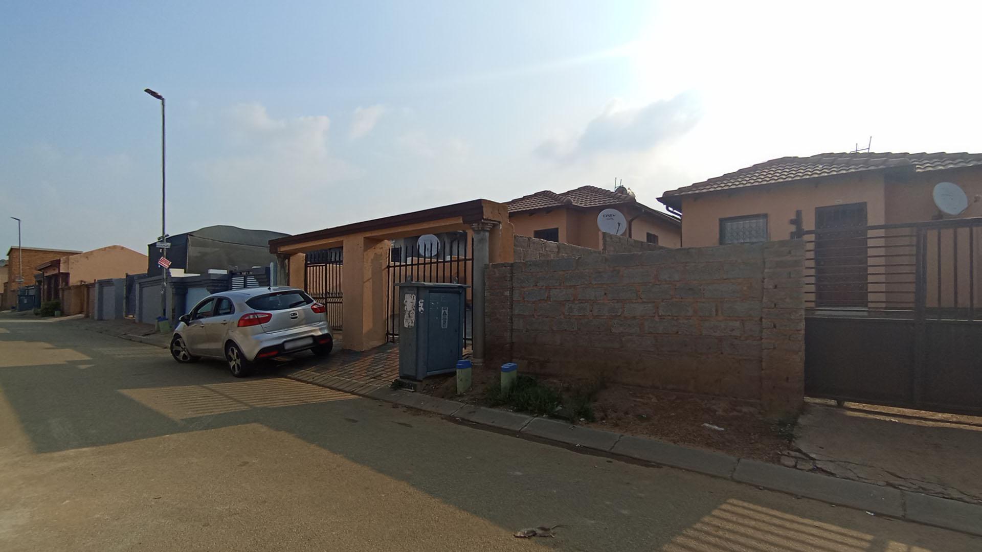 Front View of property in Clayville