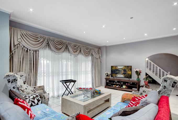 6 Bedroom House for Sale For Sale in Northcliff - MR671306