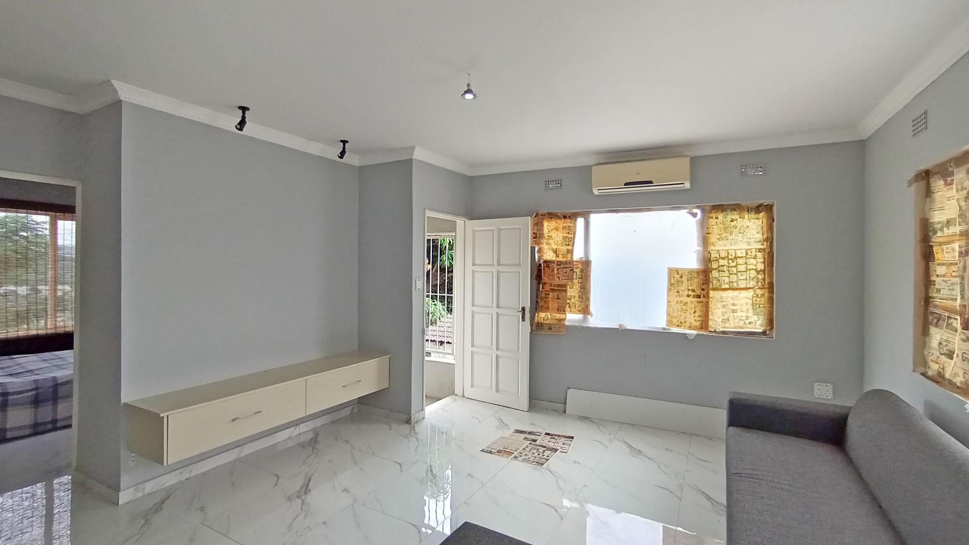 Lounges - 19 square meters of property in Valdin Heights