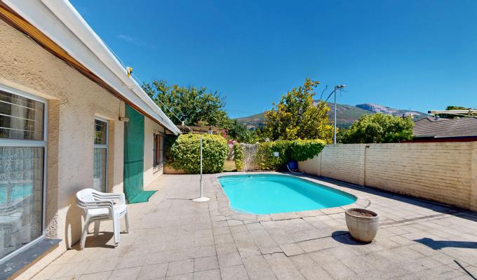 5 Bedroom House for Sale For Sale in Paarl - MR671436