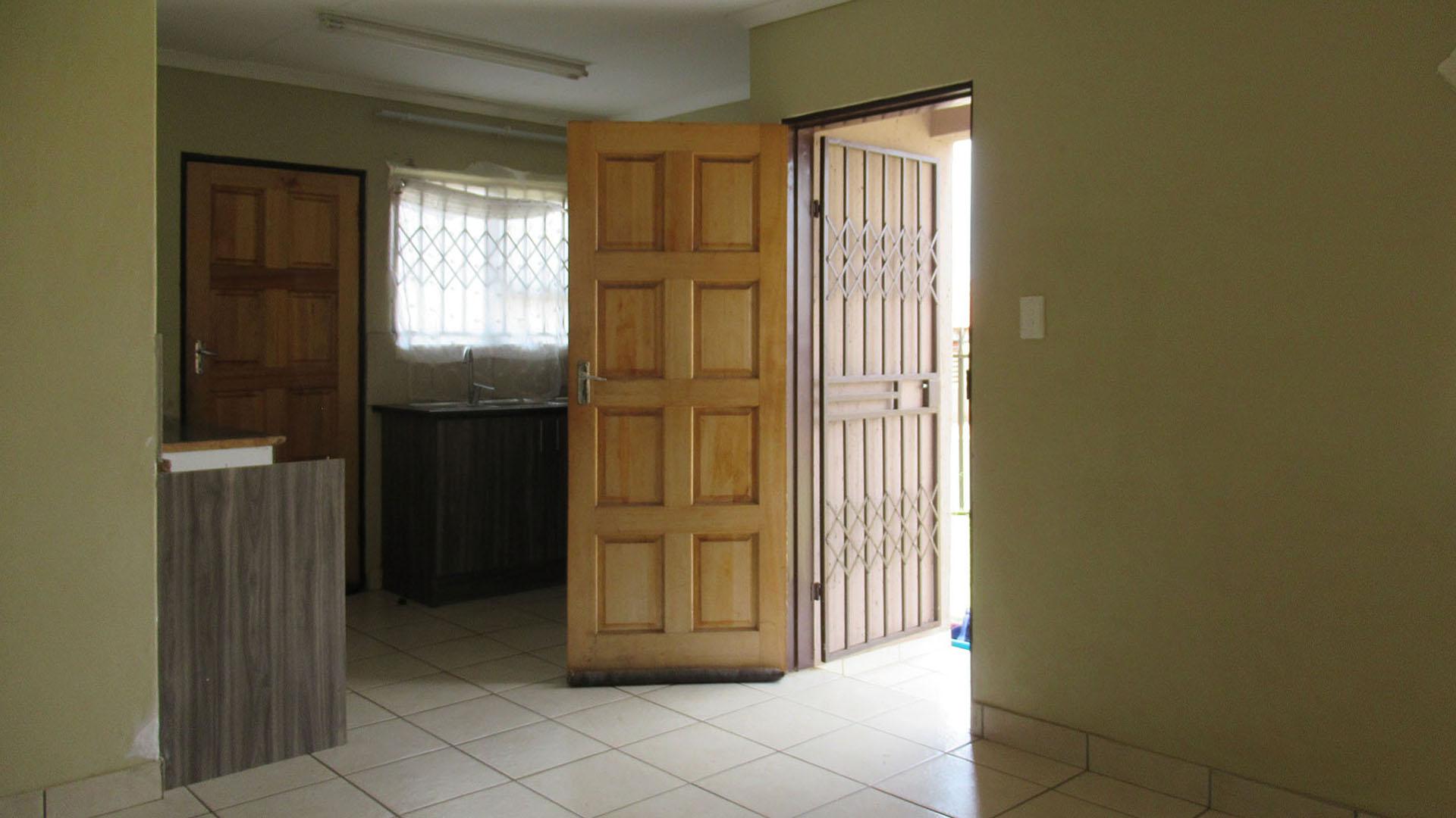 Lounges - 12 square meters of property in Mohlakeng