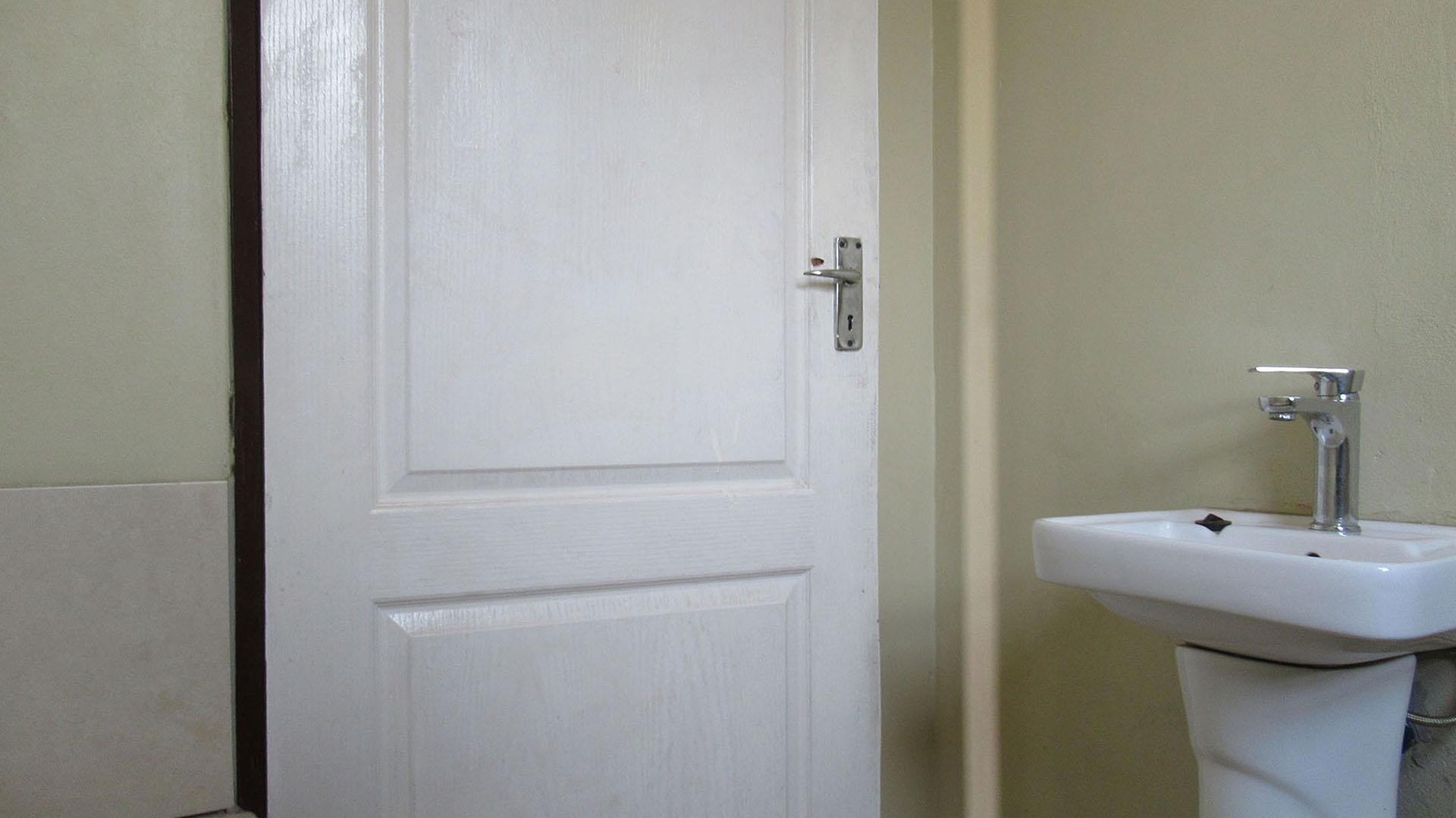 Bathroom 1 - 4 square meters of property in Mohlakeng