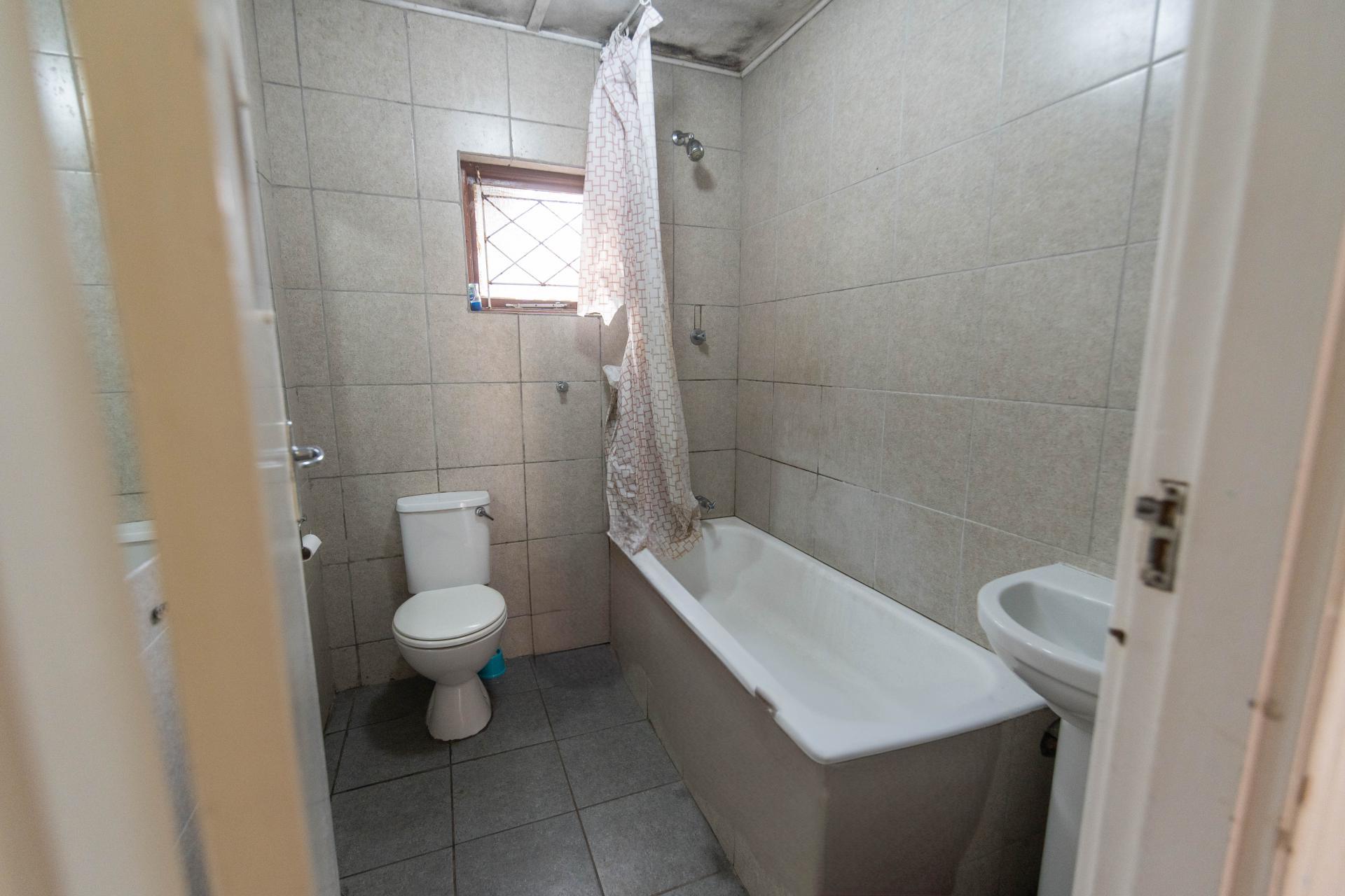 Bathroom 1 of property in Port Elizabeth Central