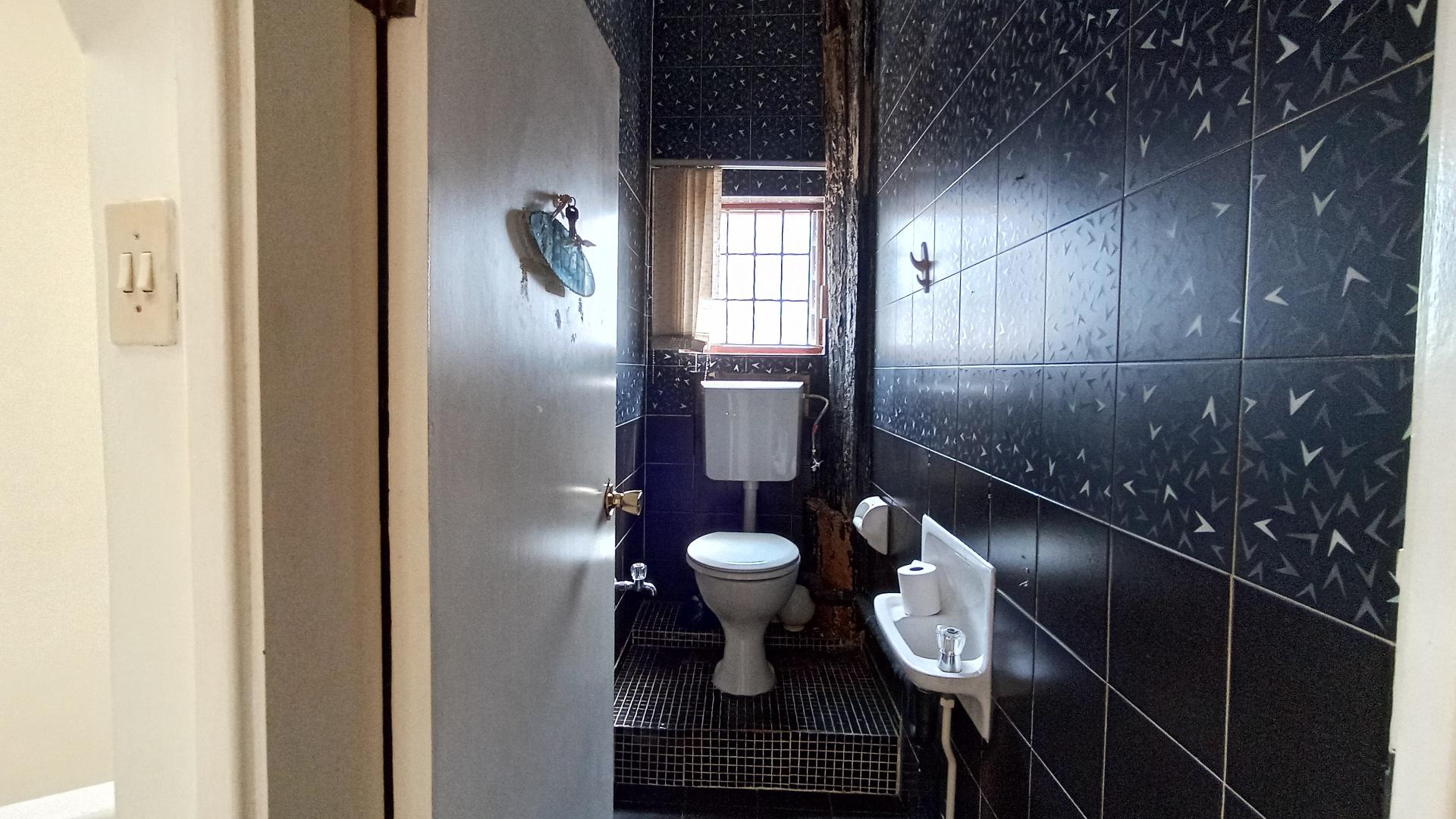 Guest Toilet - 3 square meters of property in Reservior Hills