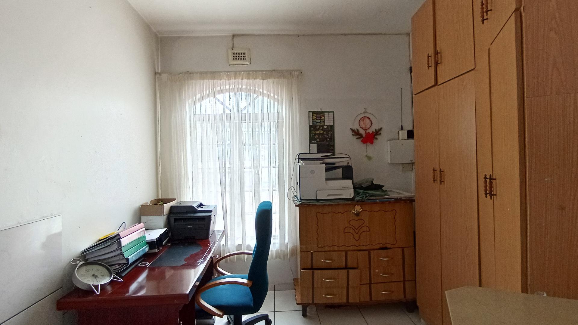 Bed Room 1 - 8 square meters of property in Reservior Hills