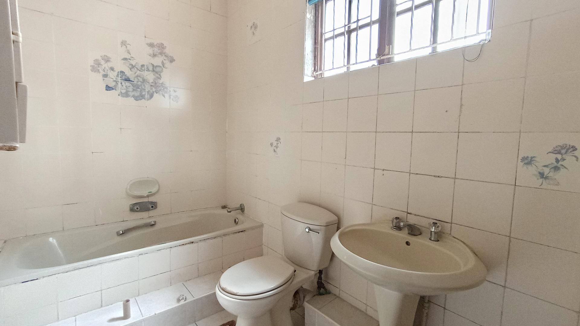 Bathroom 1 - 7 square meters of property in Reservior Hills