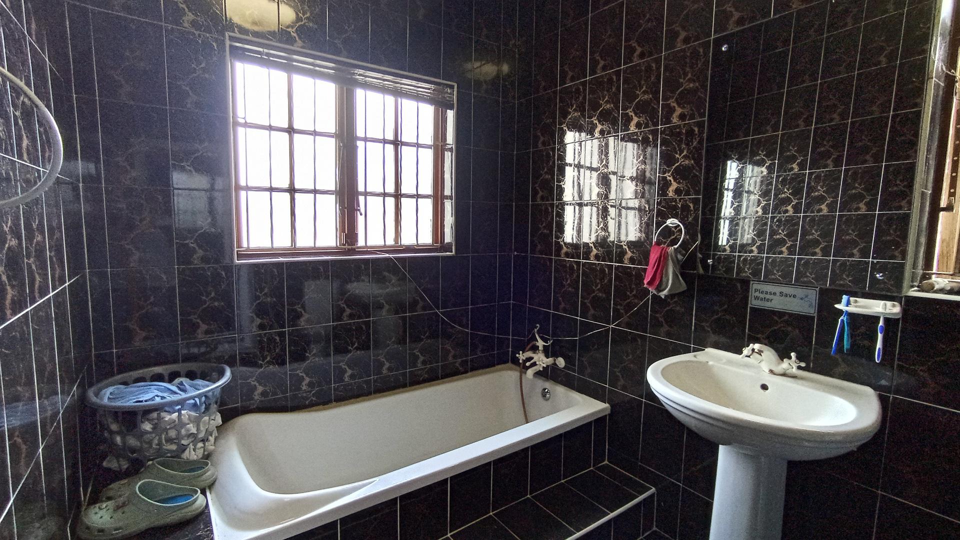 Bathroom 2 - 2 square meters of property in Reservior Hills