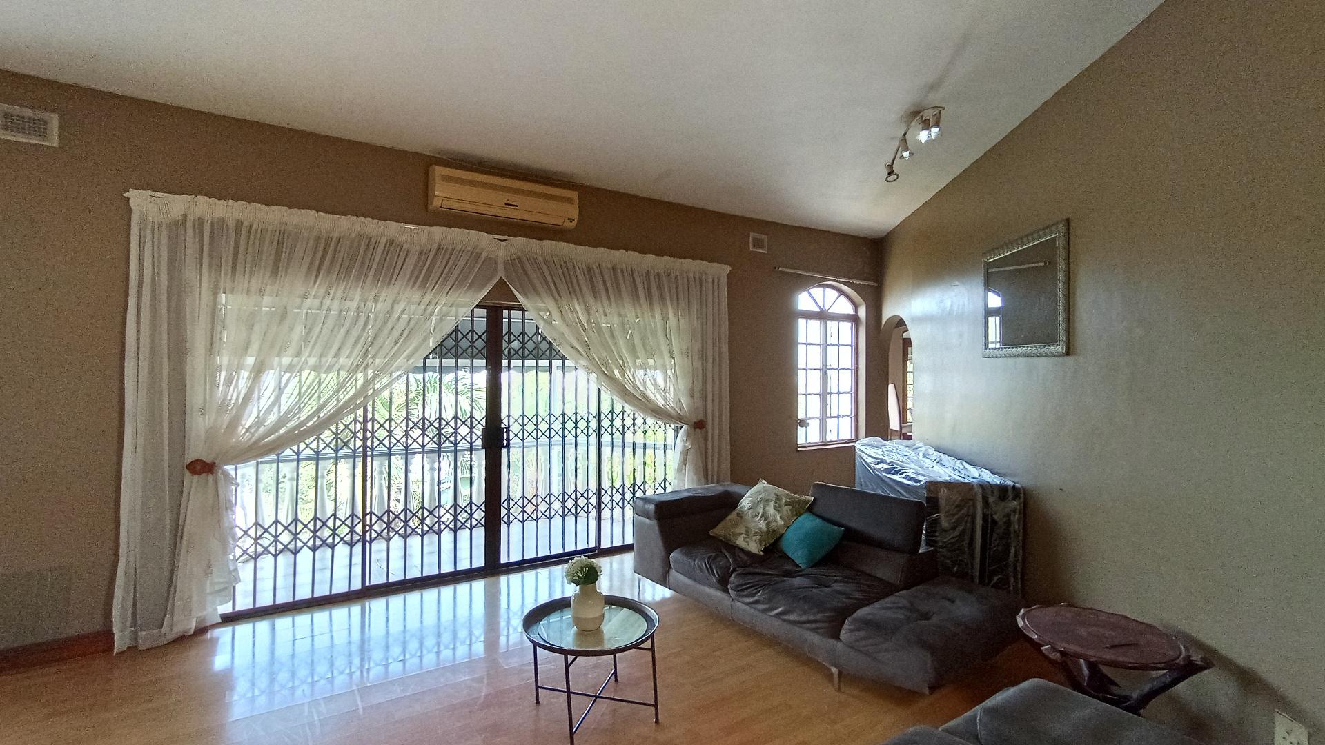 Lounges - 30 square meters of property in Reservior Hills