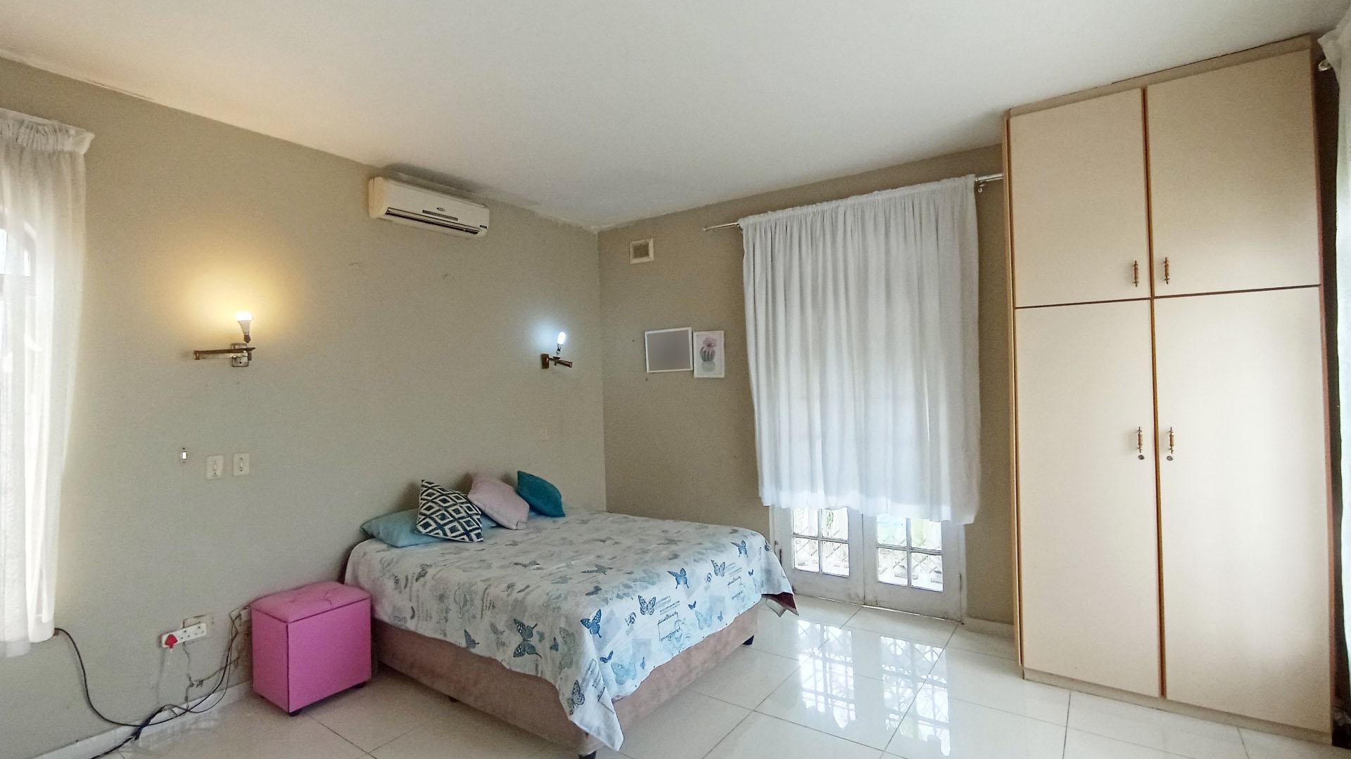 Main Bedroom - 23 square meters of property in Reservior Hills