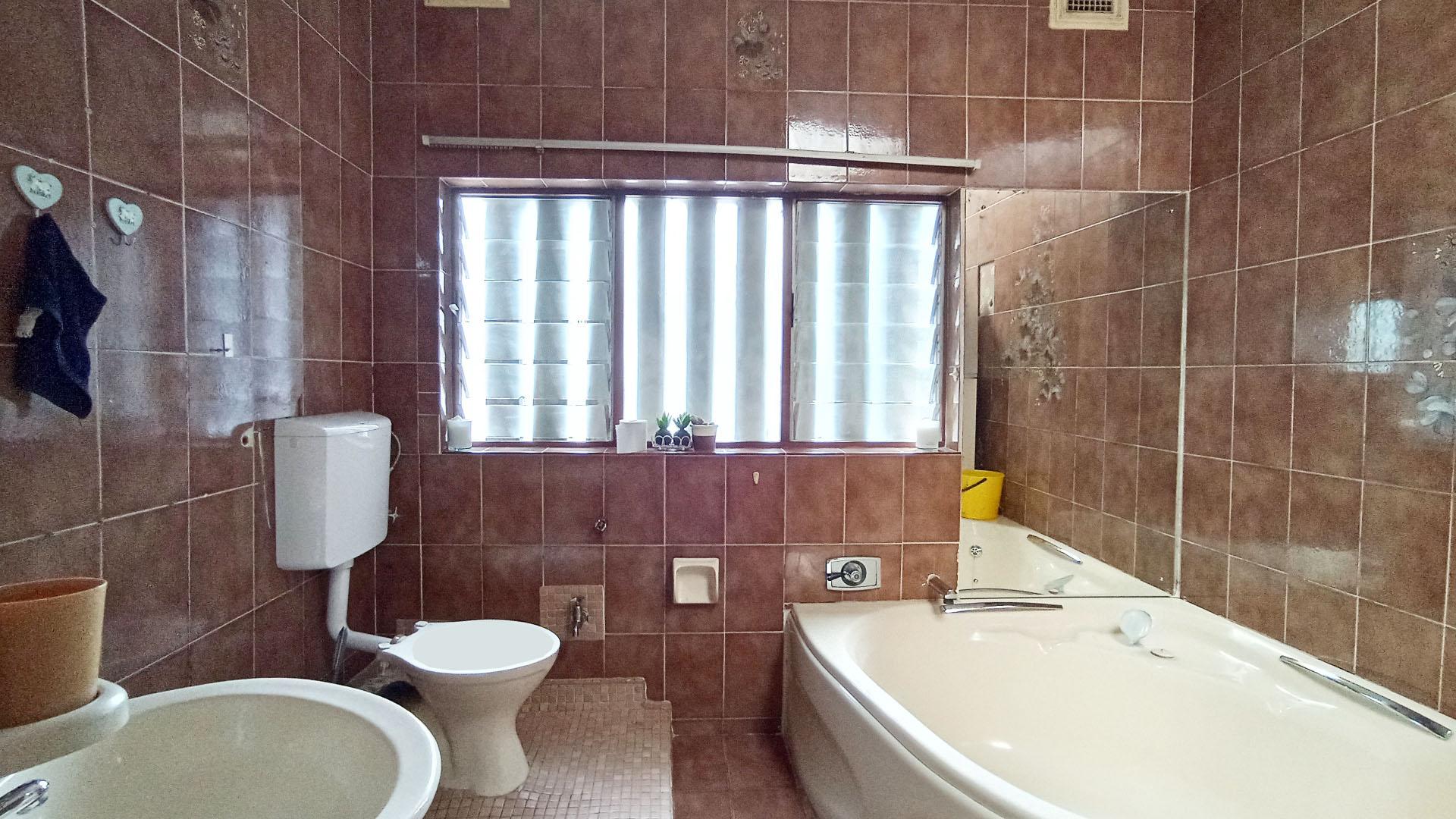 Main Bathroom - 8 square meters of property in Reservior Hills