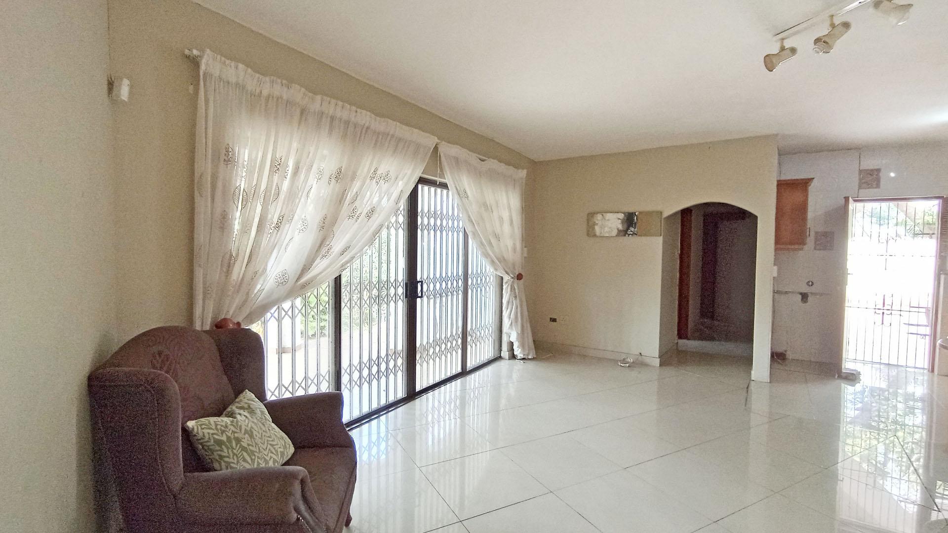 Lounges - 30 square meters of property in Reservior Hills