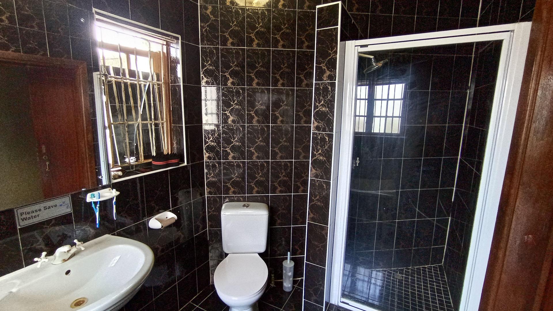 Bathroom 2 - 2 square meters of property in Reservior Hills