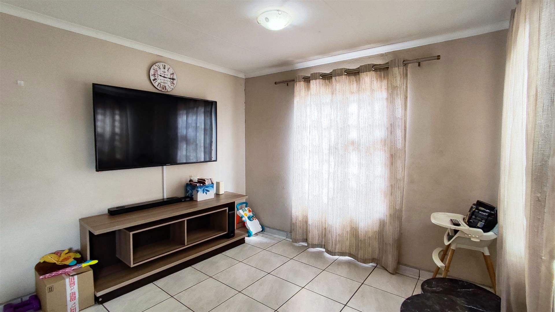 Lounges - 13 square meters of property in Delmore