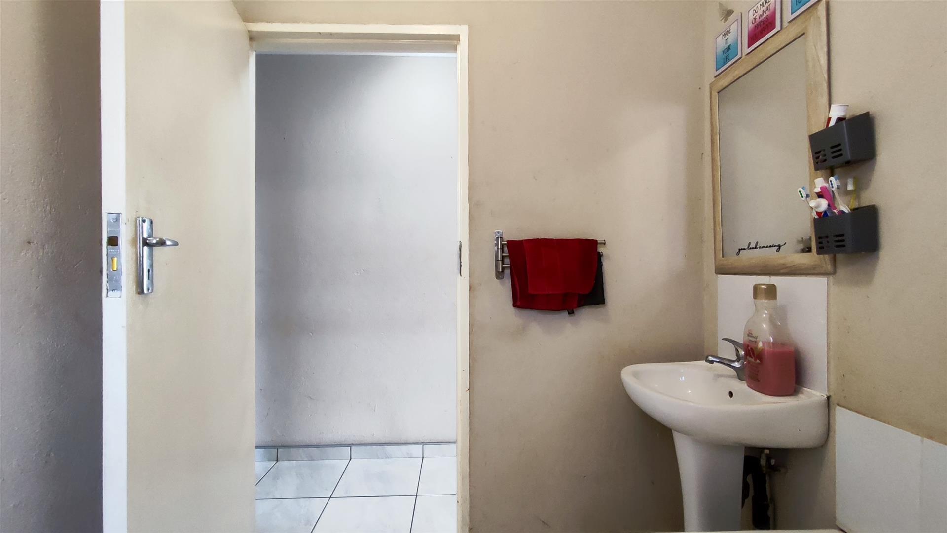 Bathroom 1 - 5 square meters of property in Delmore