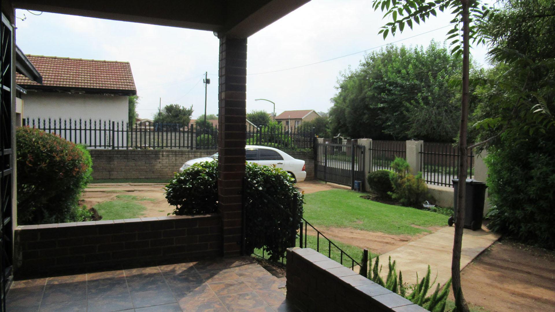 Patio - 9 square meters of property in Florida Lake