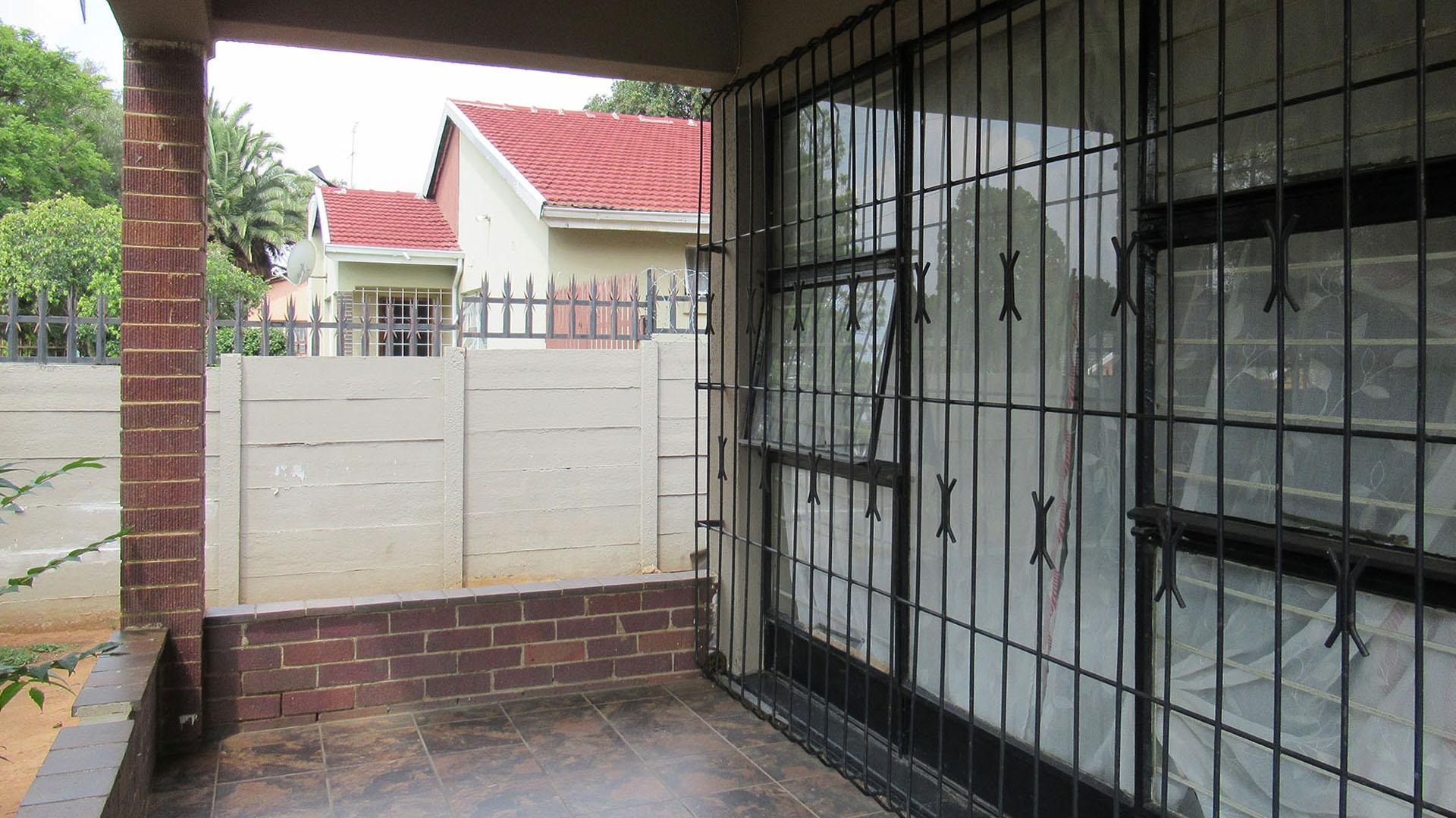 Patio - 9 square meters of property in Florida Lake
