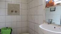Bathroom 3+ - 3 square meters of property in Florida Lake