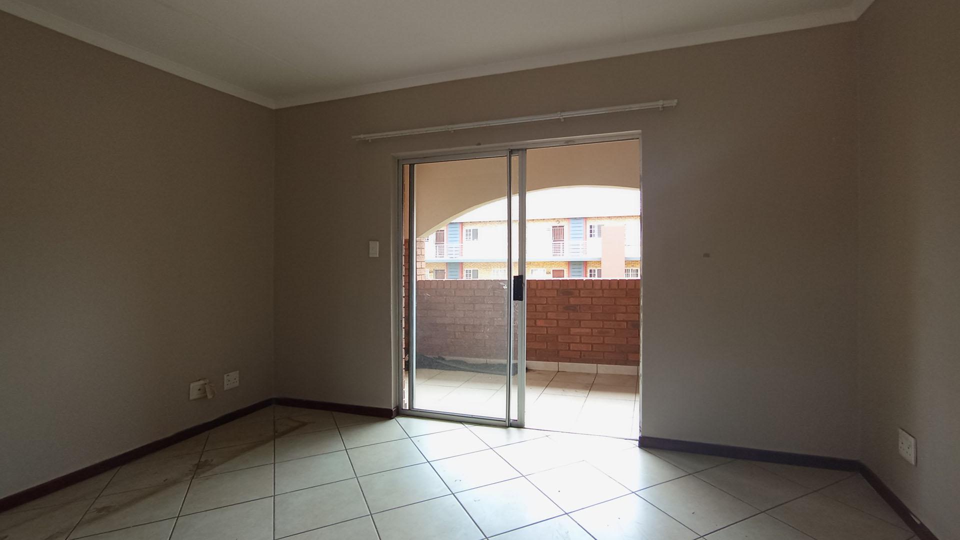 Lounges - 14 square meters of property in Monavoni