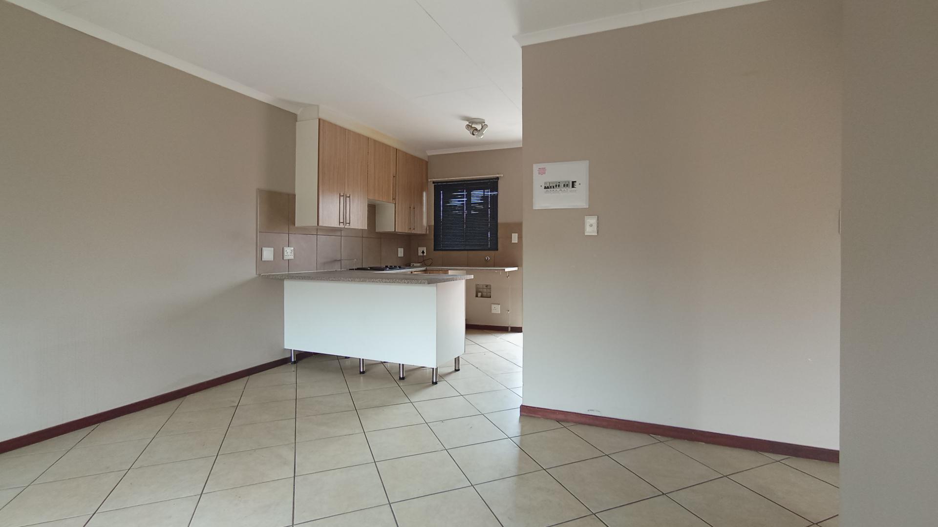 Lounges - 14 square meters of property in Monavoni