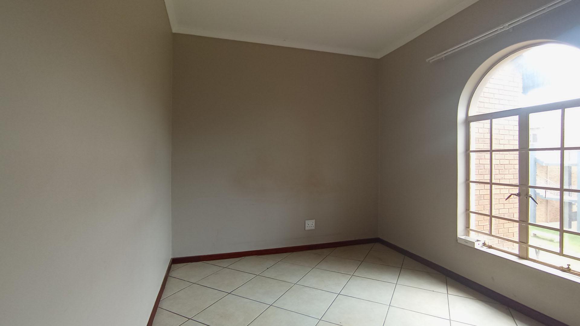 Bed Room 1 - 10 square meters of property in Monavoni