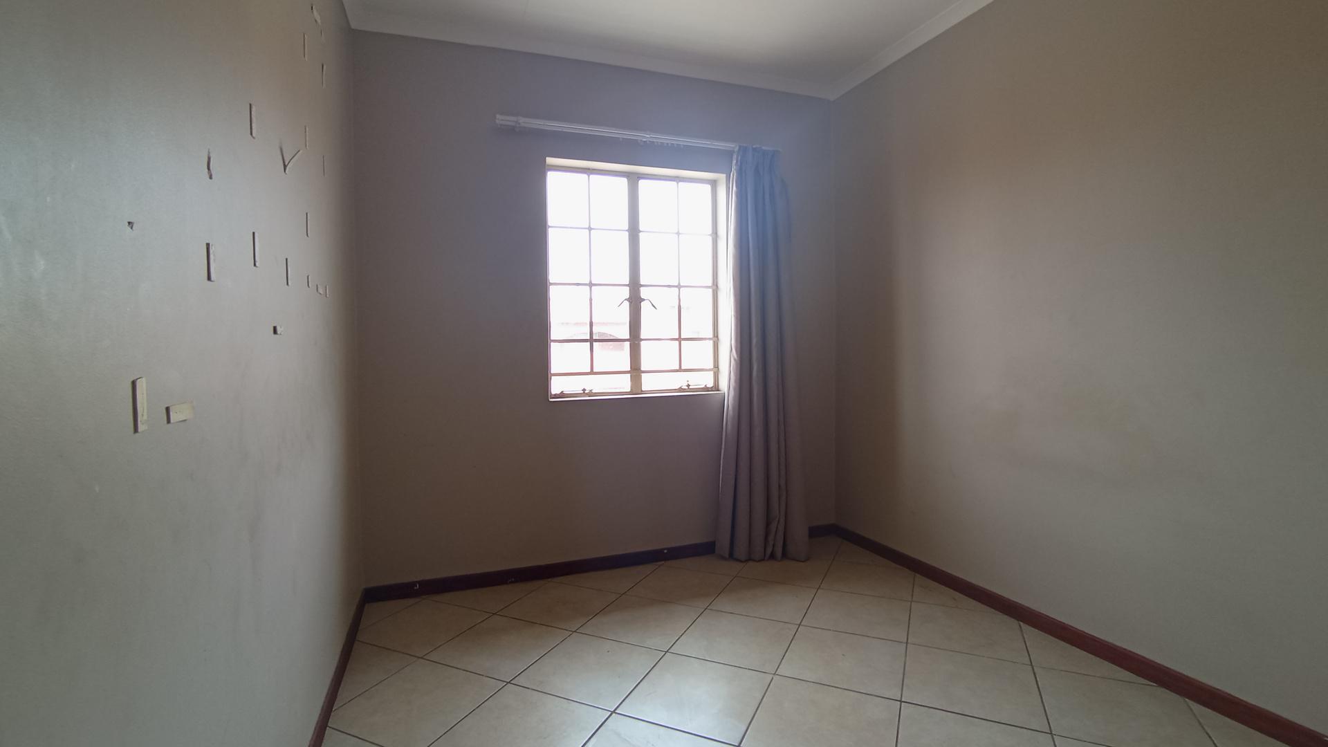 Bed Room 2 - 10 square meters of property in Monavoni