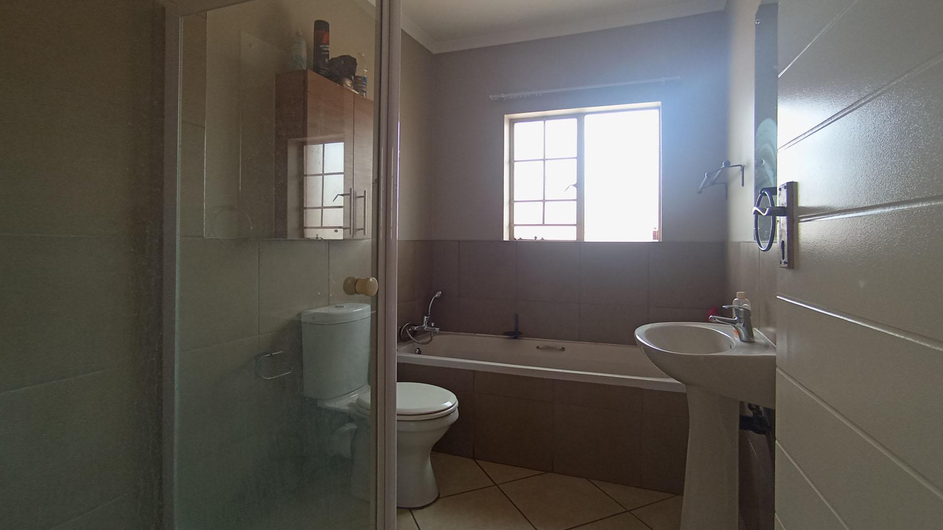 Bathroom 1 - 6 square meters of property in Monavoni