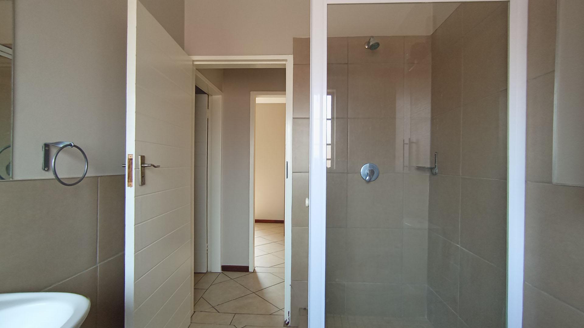 Bathroom 1 - 6 square meters of property in Monavoni
