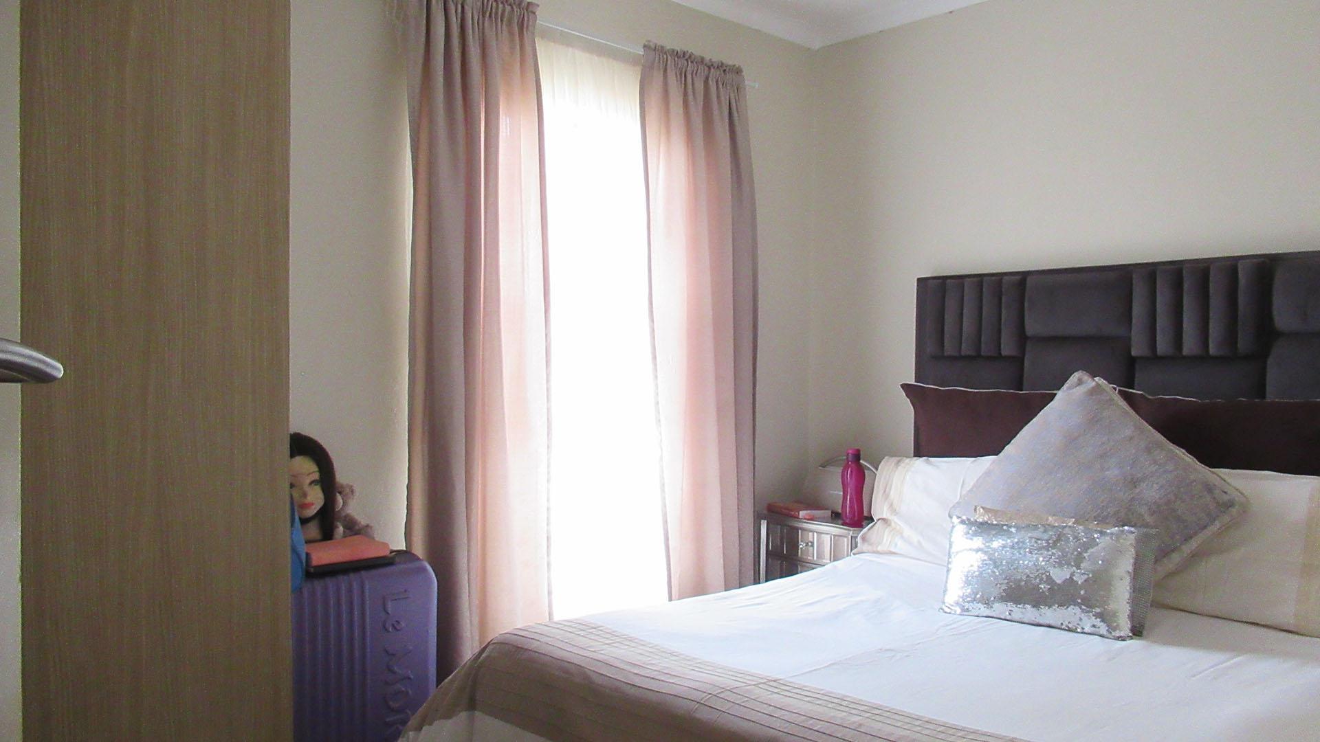 Bed Room 1 - 11 square meters of property in Devland