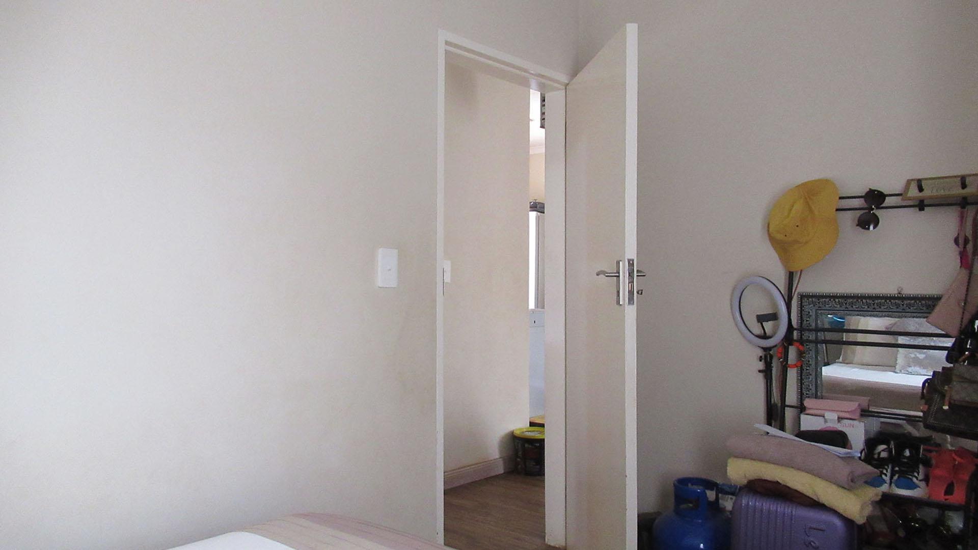 Bed Room 1 - 11 square meters of property in Devland